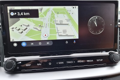 Nawigacja Yanosik w Android Auto i zegar analogowy w oknie podzielonym.